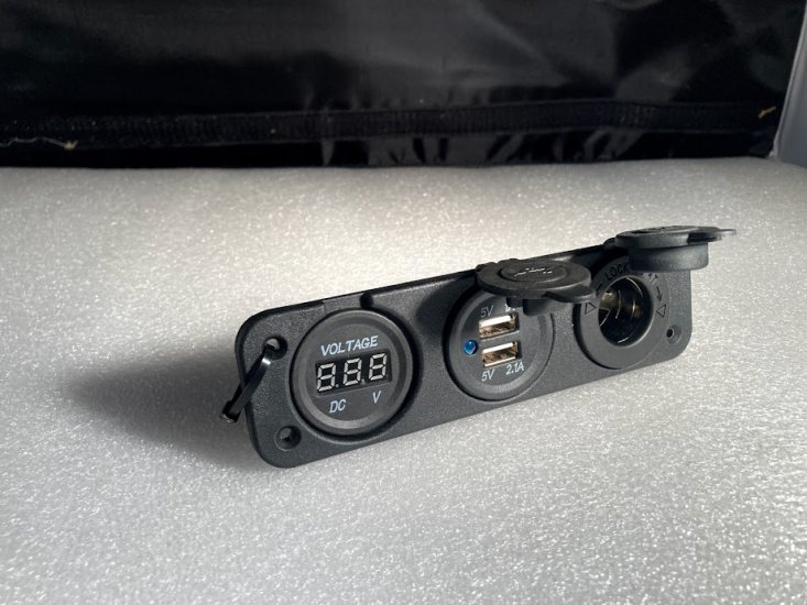 PWR PORT DUAL USB VOLTMETER - Click Image to Close